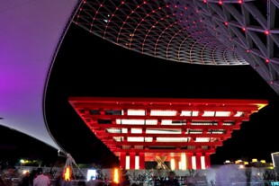 中国馆夜景璀璨灯火辉煌