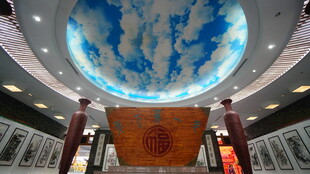 室内穹顶绘有精美天空图