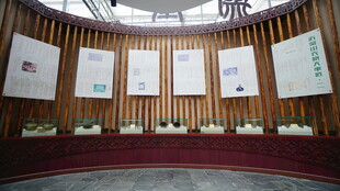 环形展示墙展示多幅画面