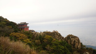 山巅古建伴云海美景