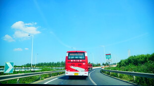 公路上行驶的红色大巴