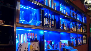 炫酷蓝色灯光酒架展示