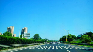 城市宽阔公路风景