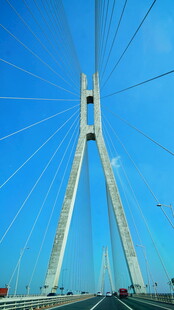 宏伟斜拉桥横跨蓝天