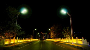 夜晚街道的静谧灯光景象