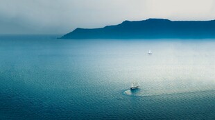 海上孤舟 远山碧海
