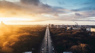 夕阳下的城市公路美景