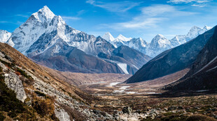 壮丽雪山山谷风景