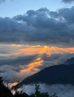 山间云海日出壮丽景观