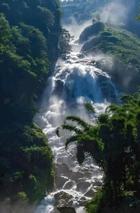 山间壮丽瀑布景观