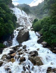 山间飞瀑 乱石激流之景