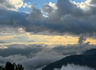 云海之上的壮丽天空景观