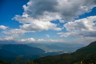 蓝天白云下的山峦美景