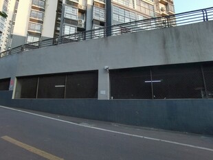 城市路边的低矮建筑