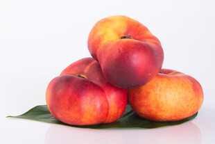 新鲜堆叠的诱人水蜜桃