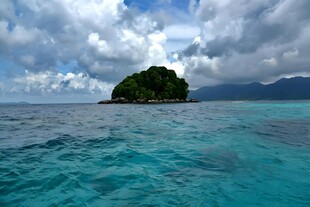 海上孤岛 碧海蓝天美景
