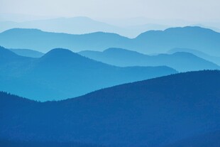 蓝色层叠山峦美景