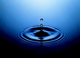 水滴入水泛起圆形涟漪