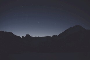 夜幕下的山峦剪影