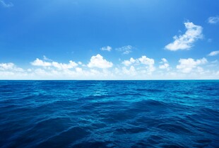 广阔蔚蓝海洋与晴朗天空