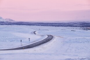 雪地蜿蜒公路美景