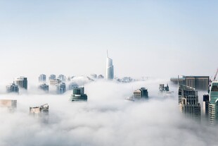 云海之上的城市天际线