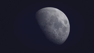 夜空中的半月景象