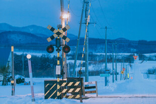 雪夜铁路道口信号灯