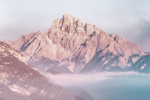 壮丽山景云雾缭绕