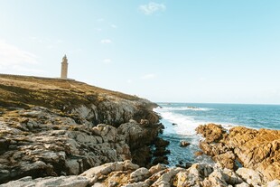 海岸灯塔 岩石与碧海风光