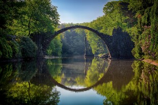 河畔古桥倒影风景如画