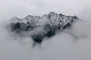 云雾缭绕的巍峨雪山