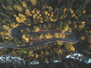 秋日蜿蜒公路俯瞰美景