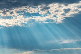 阳光穿透云层的美丽天空
