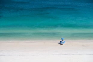 海滩上的单人滑翔场景