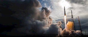 火箭发射瞬间冲破云层