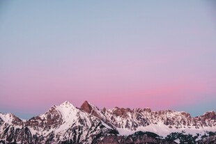 雪山映粉霞的壮丽景致