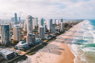 海滨城市壮丽天际线景观