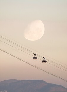 月夜缆车悬于山峦之上