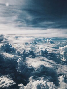 高空俯瞰壮丽云海景观