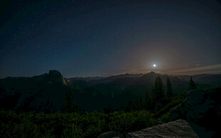 月夜下的山林美景