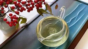 茶汤与红果的雅致场景