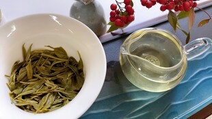 绿茶干茶与泡开茶汤展示