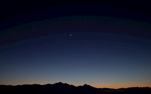 黄昏山峦间的夜空美景