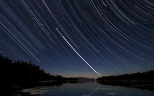 夜空流星划过静谧湖面