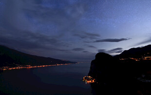 夜幕下的山水湖畔美景