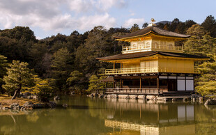 日本金阁寺湖畔美景