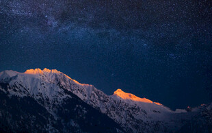 雪山之巅的璀璨星空