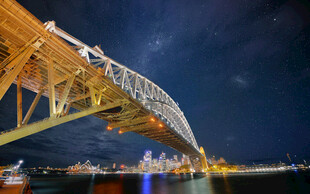 夜晚璀璨的桥梁夜景