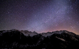 星空下的壮丽山脉